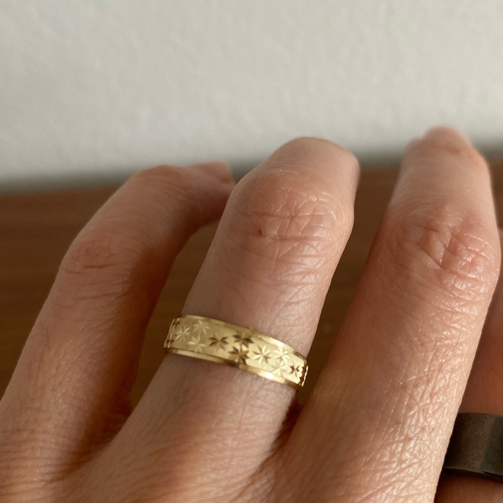 Beautiful wedding ring 14k real